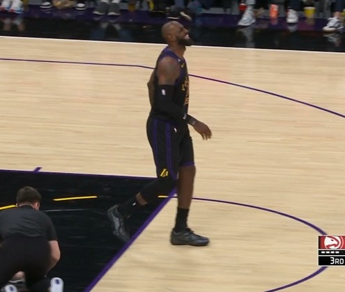 老将不容易啊！詹姆斯上篮落地右脚不适 一瘸一拐仍在坚持